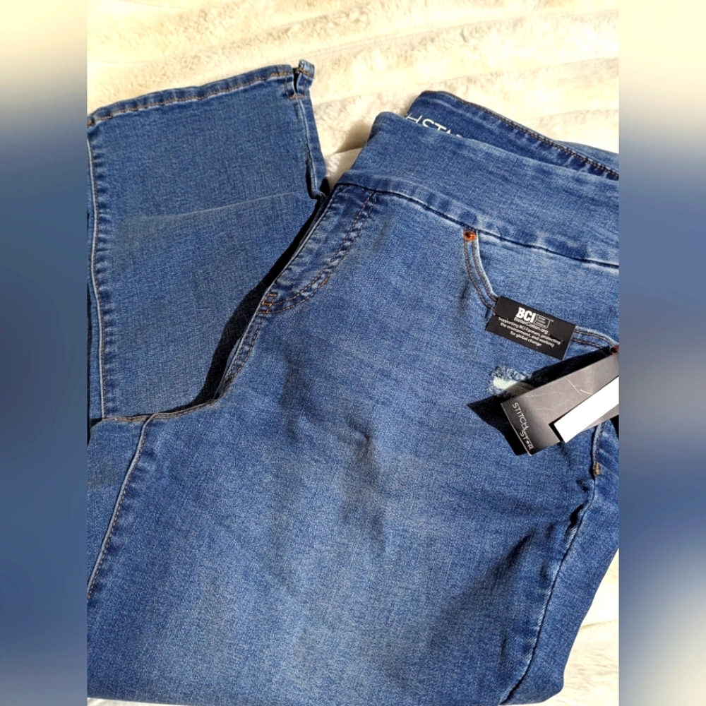Women's  Blue Mid Rise Capri Pants